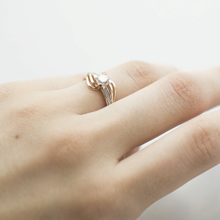 Золота заручальна каблучка з фіанітами к03834 від ювелірного магазину Онікс - 3