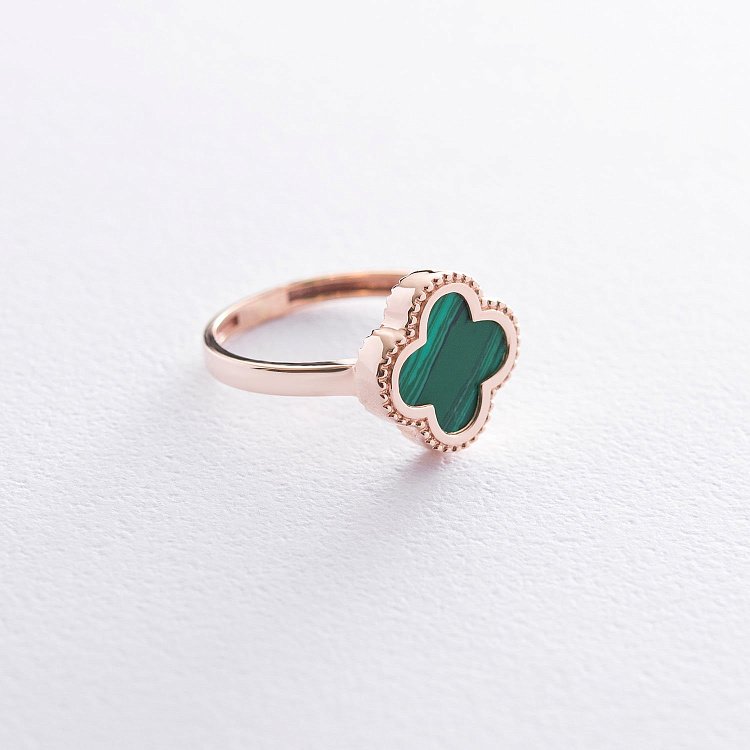 Каблучка "Конюшина" в червоному золоті (малахіт) к06566 від ювелірного магазину Онікс