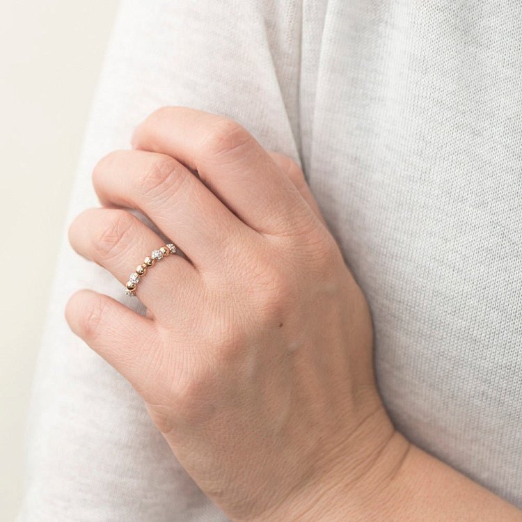 Золота каблучка "Кульки" з фіанітами к05637 від ювелірного магазину Онікс - 1