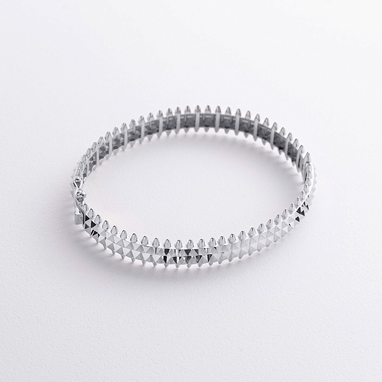 Жесткий браслет "Pauline" в белом золоте б05648 от ювелирного магазина Оникс