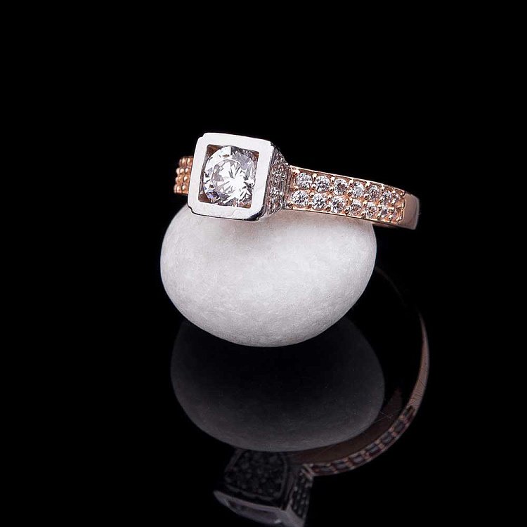 Золотое помолвочное кольцо с фианитами к04584 от ювелирного магазина Оникс - 1