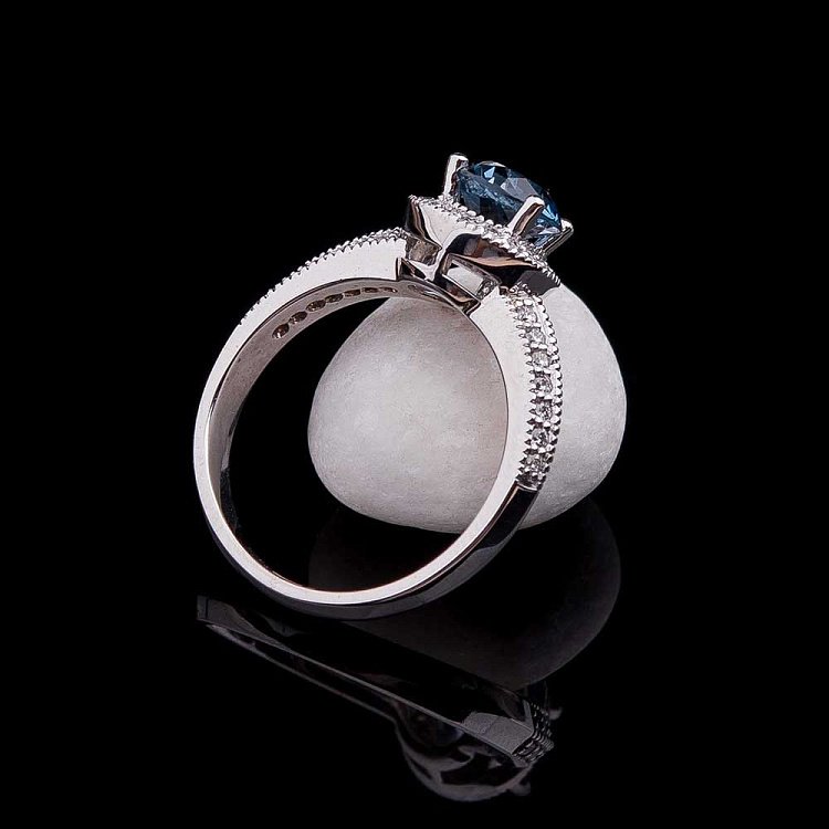 Золота каблучка з блакитним топазом і діамантами КТД1-156 від ювелірного магазину Онікс - 2