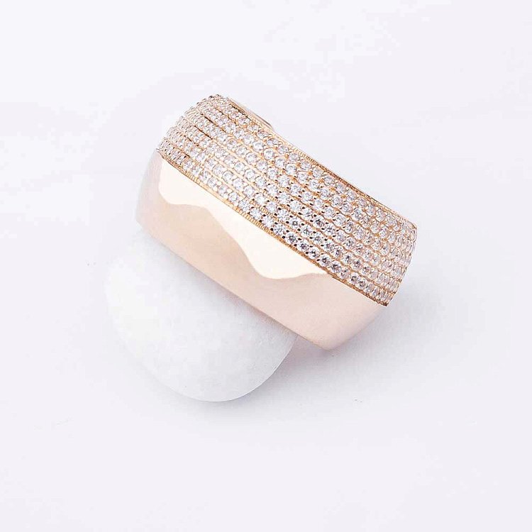 Золотое кольцо с фианитами к04034 от ювелирного магазина Оникс