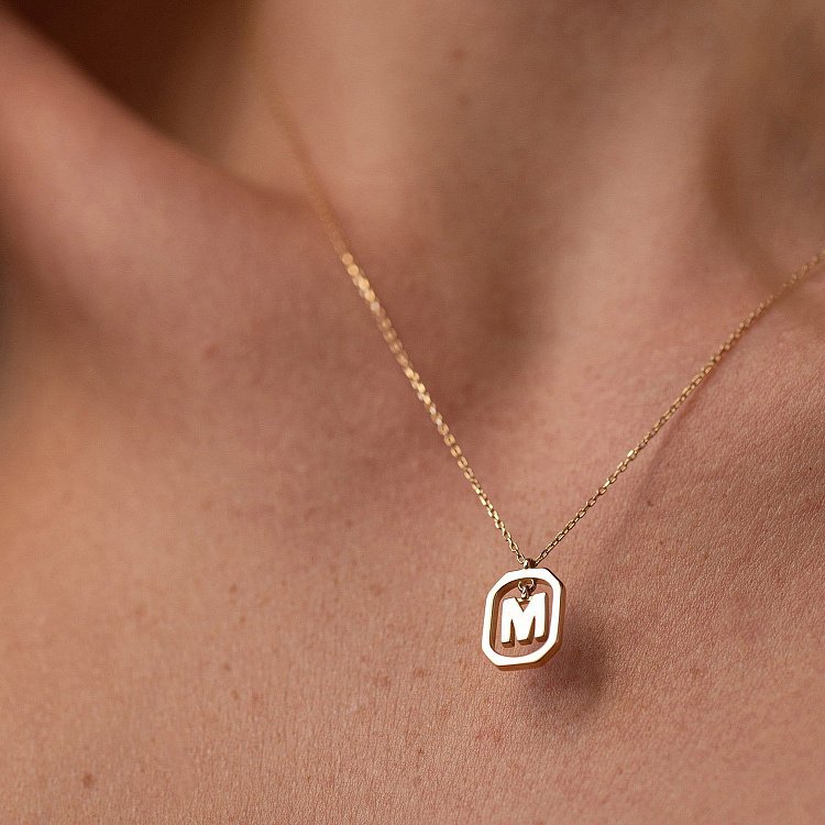 Кольє з літерою "М" у жовтому золоті кол02463м від ювелірного магазину Онікс - 1