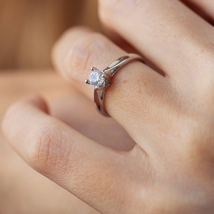 Срібна заручальна каблучка з фіанітом 112188 від ювелірного магазину Онікс - 3