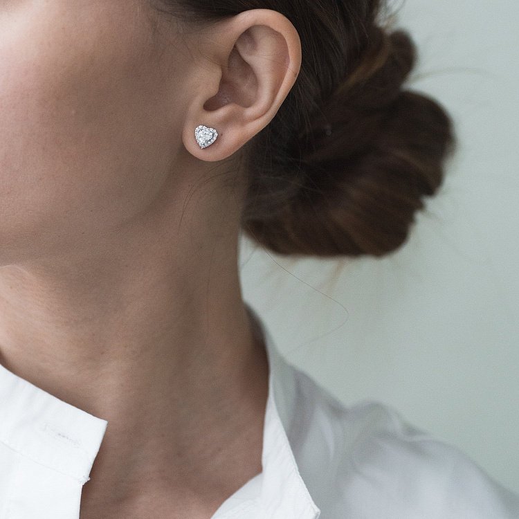 Срібні сережки-гвоздики з сердечками (фіаніт) 122434 від ювелірного магазину Онікс - 1