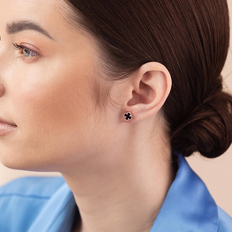 Cерьги - пусеты "Клевер" с ониксом mini (красное золото) с08402 от ювелирного магазина Оникс - 1