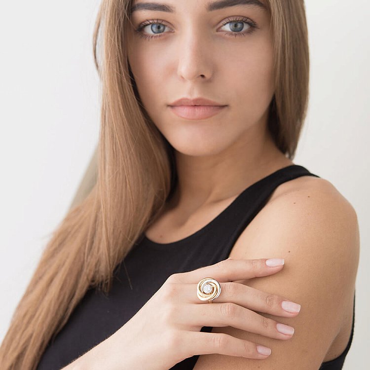 Золотое кольцо с фианитом к04203 от ювелирного магазина Оникс