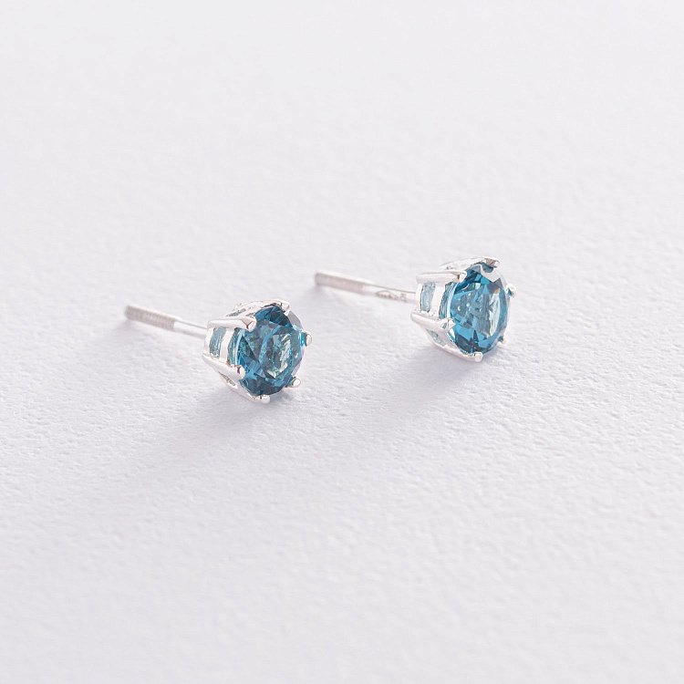 Срібні сережки-гвоздики (синт. топаз Лондон) 121979 від ювелірного магазину Онікс - 2