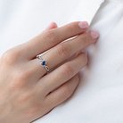 Золотое кольцо с синим сапфиром и бриллиантами кб0045 от ювелирного магазина Оникс - 1