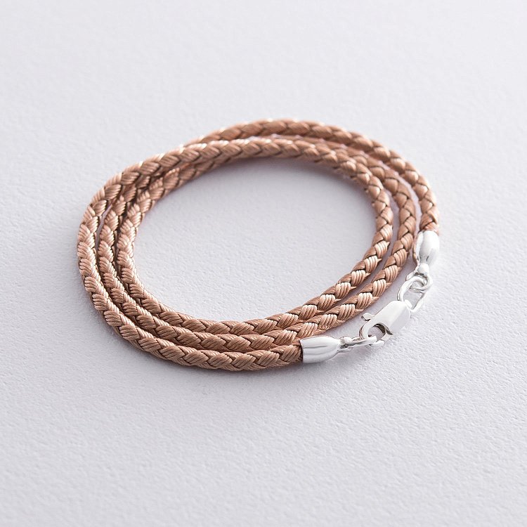 Шовковий бежевий шнурок з гладкою срібною застібкою (2.5 мм) 18414 від ювелірного магазину Онікс - 1