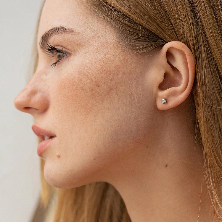 Серьги - пусеты с бриллиантами (белое золото) 331551121 от ювелирного магазина Оникс - 1