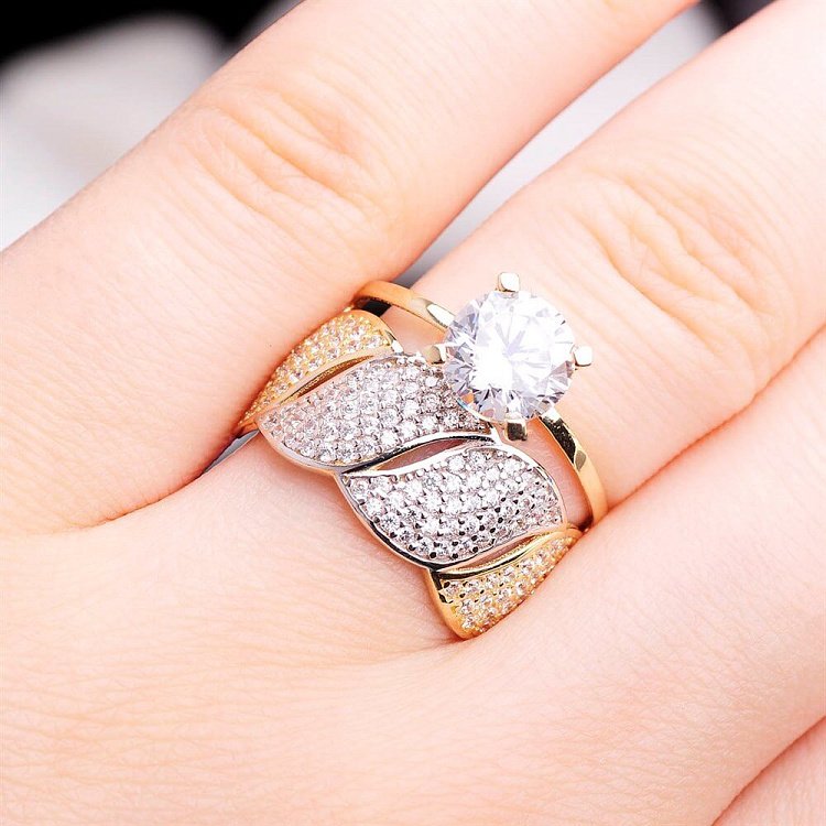 Каблучка з білого і жовтого золота з фіанітами к03291 від ювелірного магазину Онікс - 3