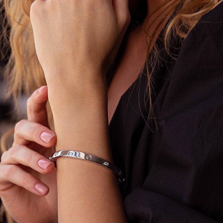 Жесткий золотой браслет "Love" (бриллианты) бб0031 - 1 Жесткий золотой браслет "Love" (бриллианты) бб0031 от ювелирного магазина Оникс - 1