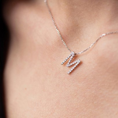 Золоте кольє з літерою " М" з діамантами 133591121