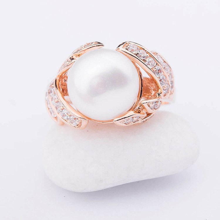 Золотое кольцо с культивированным пресноводным жемчугом и фианитами к03812 от ювелирного магазина Оникс - 2