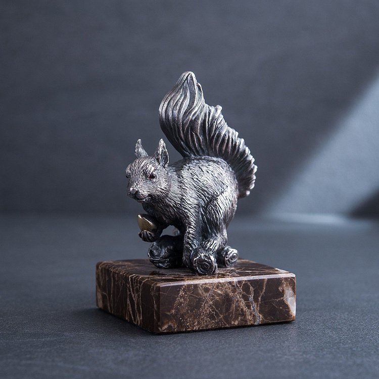 Серебряная фигура "Белка с орешком" - ручная работа сер00013 от ювелирного магазина Оникс - 2