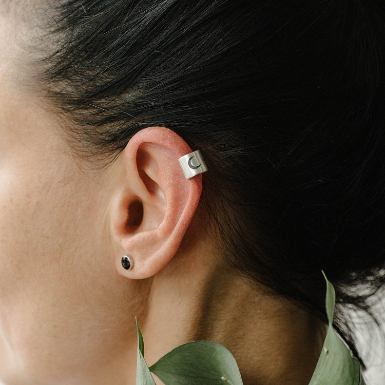 Серебряная серьга-каффа "Луна" (матовая) 122703l от ювелирного магазина Оникс - 6