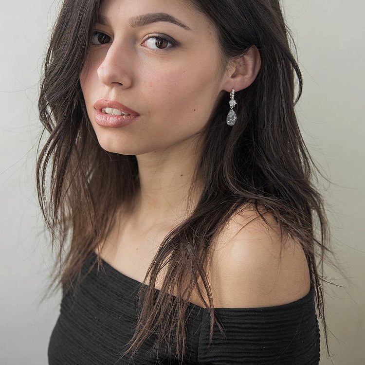 Срібні сережки з фіанітами 121018 від ювелірного магазину Онікс - 2