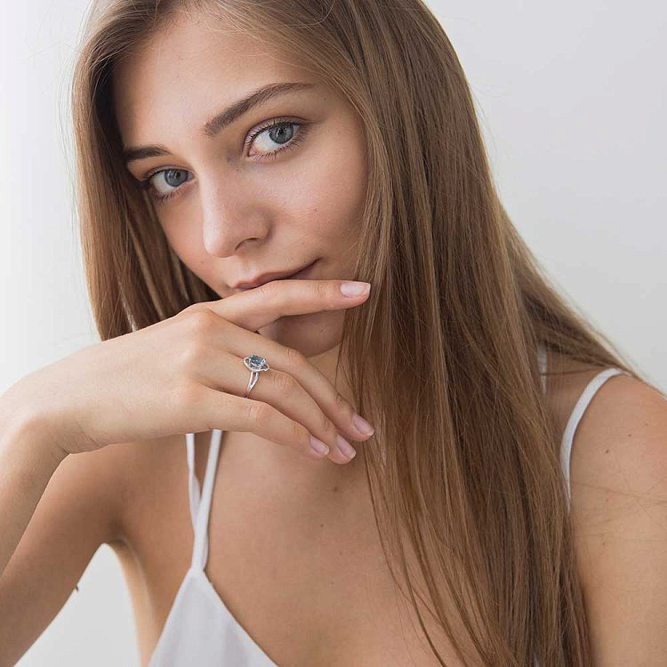 Золотое кольцо с голубым топазом и бриллиантами C01083R - 2 Золотое кольцо с голубым топазом и бриллиантами C01083R от ювелирного магазина Оникс - 2