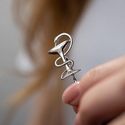 Медичний значок "Чаша зі змією" в білому золоті зак00351 №2