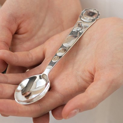 Серебряная чайная ложка "Часы. Девочка с шариками"  (метрика рождения) 24043 №2