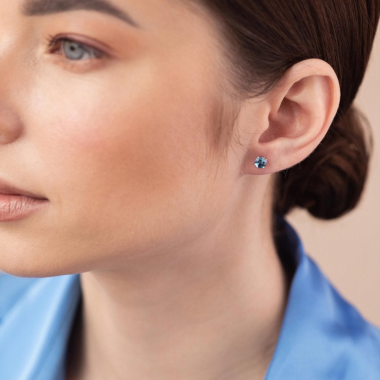 Золотые серьги - пусеты с голубыми топазами с08410 от ювелирного магазина Оникс - 3