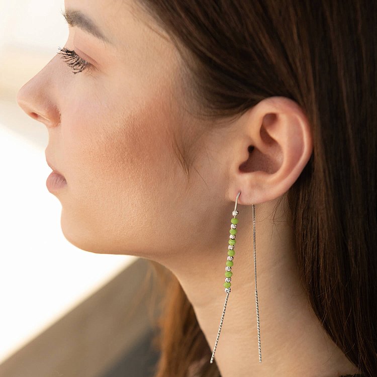 Серебряные серьги - протяжки с зелеными камнями 123292 от ювелирного магазина Оникс - 1