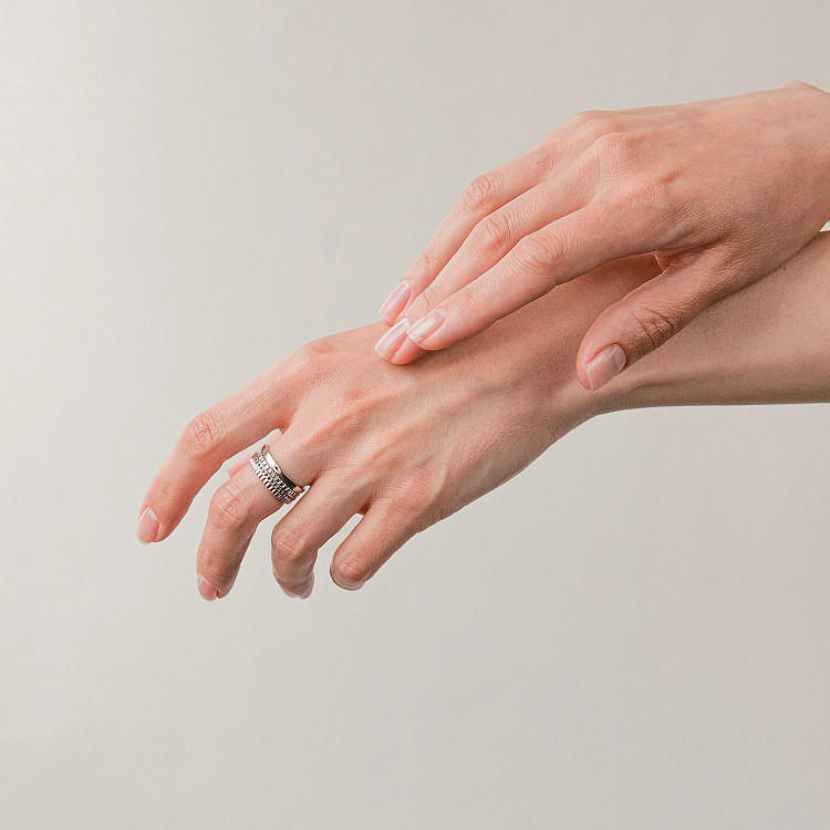 Золота каблучка "Sharon" з чорними фіанітами к08301 від ювелірного магазину Онікс - 1