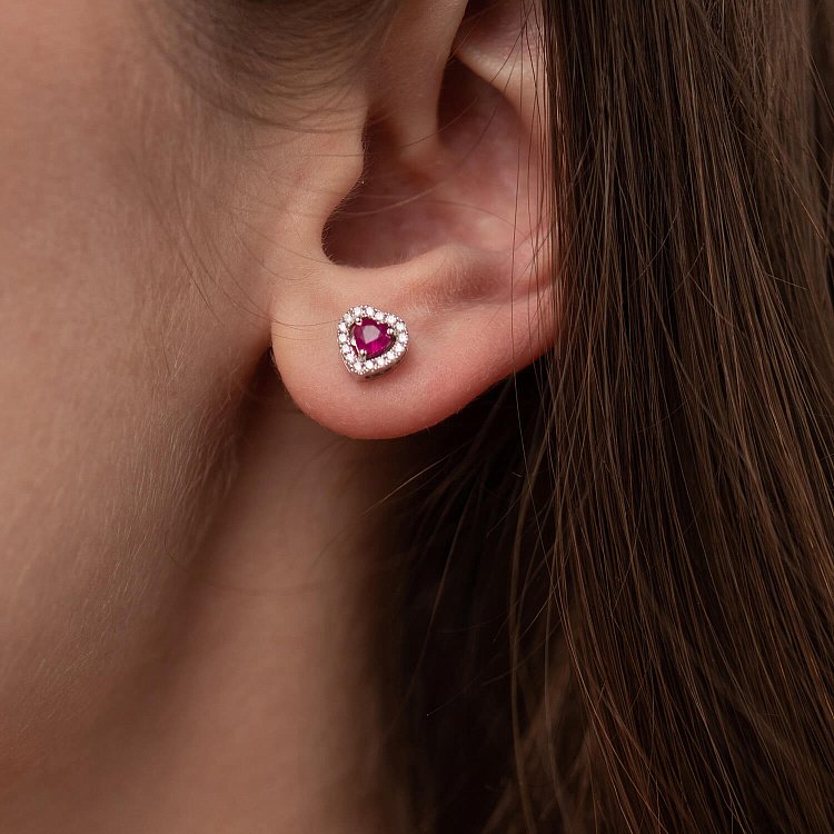 Золотые серьги - пусеты "Сердечки" с бриллиантами и рубинами сб0442di - 3 Золотые серьги - пусеты "Сердечки" с бриллиантами и рубинами сб0442di от ювелирного магазина Оникс - 3