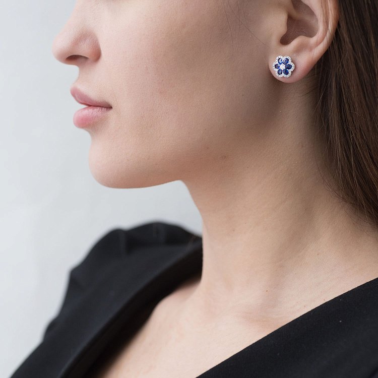 Золоті сережки-пусети "Квіточки" (сапфір, діамант) сб0199mi від ювелірного магазину Онікс - 1