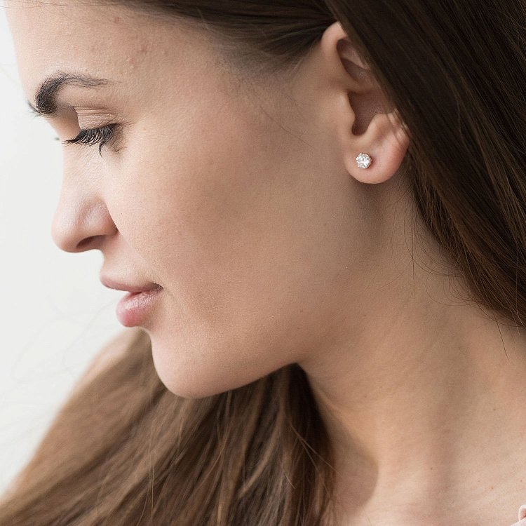 Золоті сережки-пусети з фіанітами с02598 від ювелірного магазину Онікс - 1