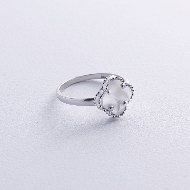 Срібна каблучка "Конюшина" з перламутром 112764 від ювелірного магазину Онікс