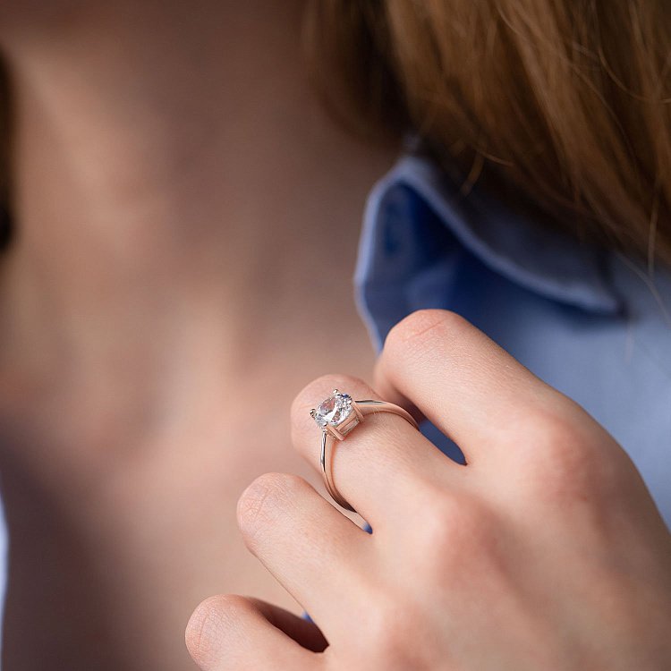 Серебряное кольцо с фианитом 111898 от ювелирного магазина Оникс - 4