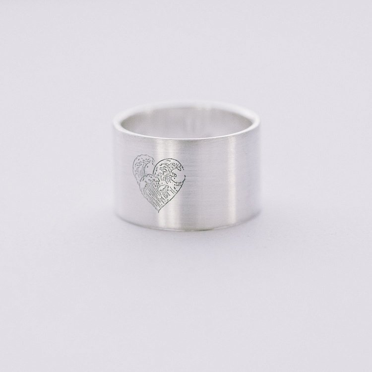 Серебряное кольцо с гравировкой "Волны любви" 112143л от ювелирного магазина Оникс