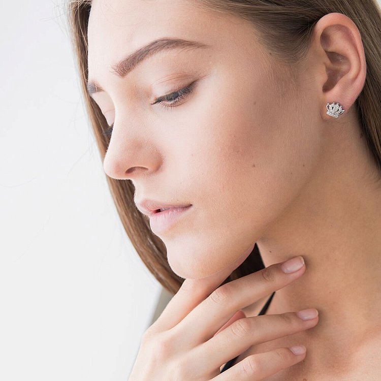 Срібні сережки-пусети "Корона" з фіанітами 121659 від ювелірного магазину Онікс - 7