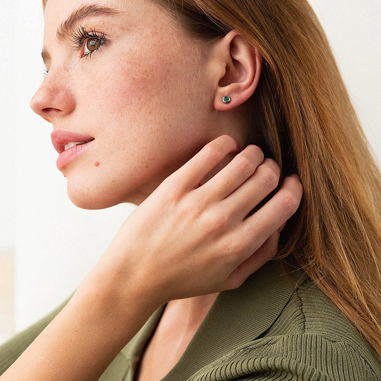 Золотые серьги-пусеты с изумрудом сб0295gl от ювелирного магазина Оникс - 3