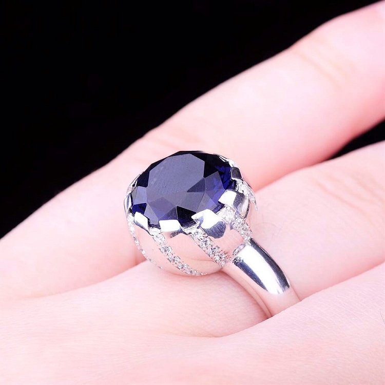 Серебряное кольцо с фианитами 111585 от ювелирного магазина Оникс