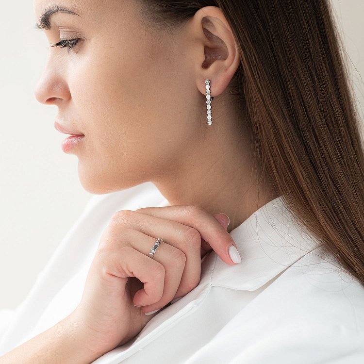 Серебряное кольцо "Грани" с фианитами 112581 от ювелирного магазина Оникс - 1