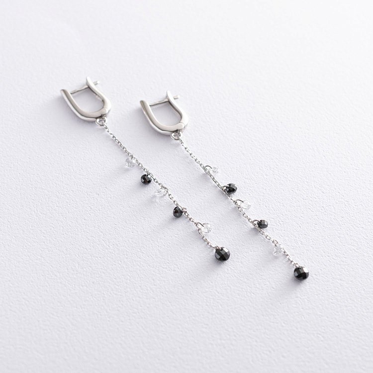 Срібні сережки з чорними і білими фіанітами 122853 від ювелірного магазину Онікс