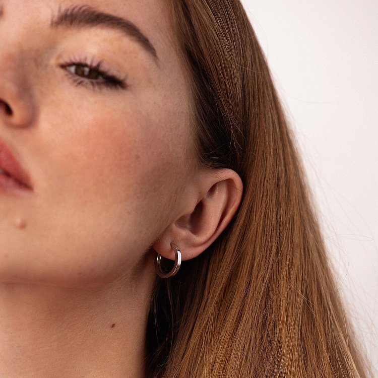 Сережки - кільця в білому золоті с08767 від ювелірного магазину Онікс - 1