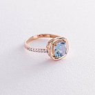 Золотое кольцо с голубым топазом и фианитами к05439 от ювелирного магазина Оникс