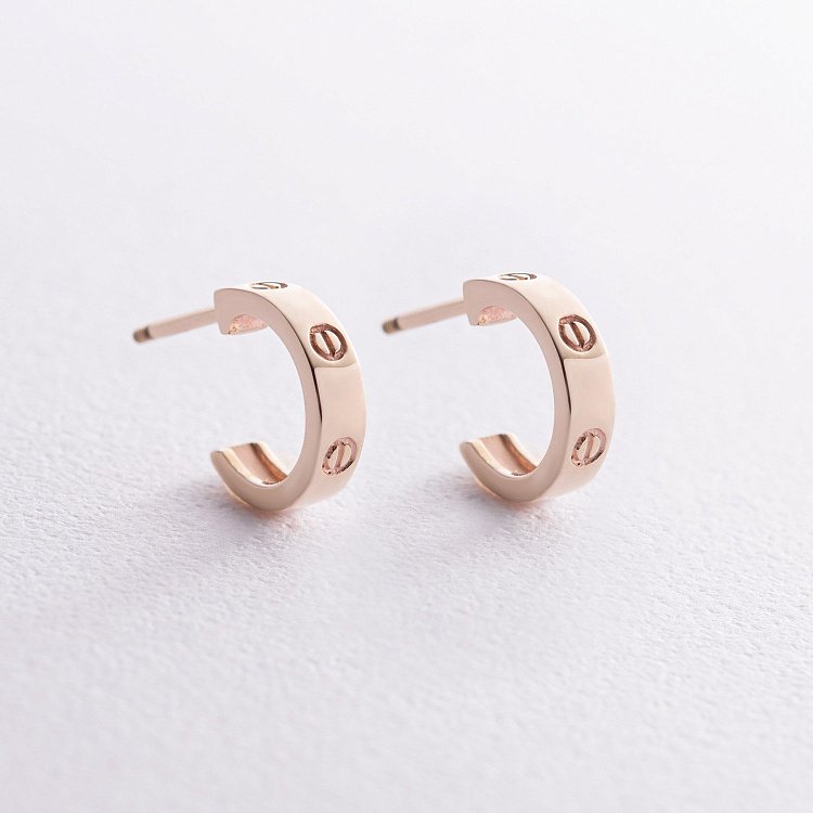 Золотые серьги - пусеты "Love" с07520 от ювелирного магазина Оникс