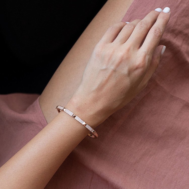 Жорсткий золотий браслет з фіанітами б04483 від ювелірного магазину Онікс - 1