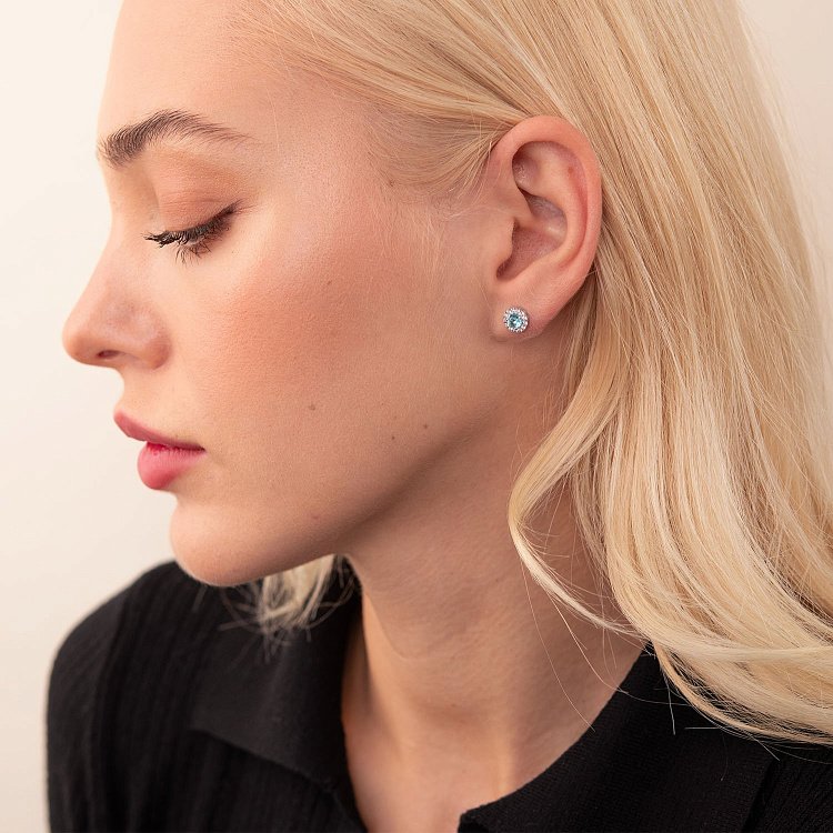 Срібні сережки - пусети з блакитним топазом і фіанітами 2112/9р-QSWB від ювелірного магазину Онікс - 1