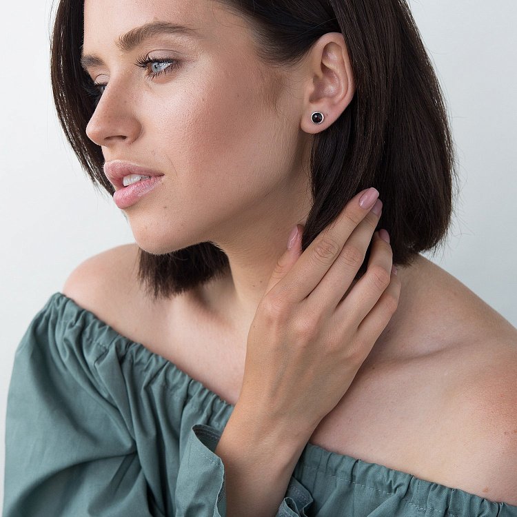 Срібні сережки-гвоздики (піроп) 122181 від ювелірного магазину Онікс - 1