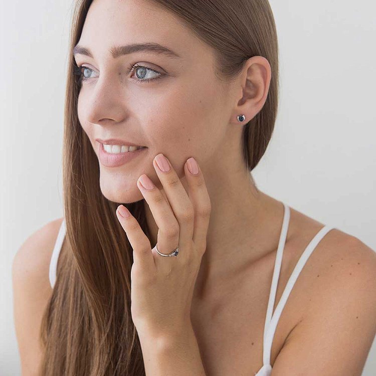 Золотые серьги-гвоздики с синими сапфирами и бриллиантами E3497Scha от ювелирного магазина Оникс - 2