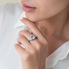 Серебряное кольцо с голубыми топазами и фианитами 111990 от ювелирного магазина Оникс - 1