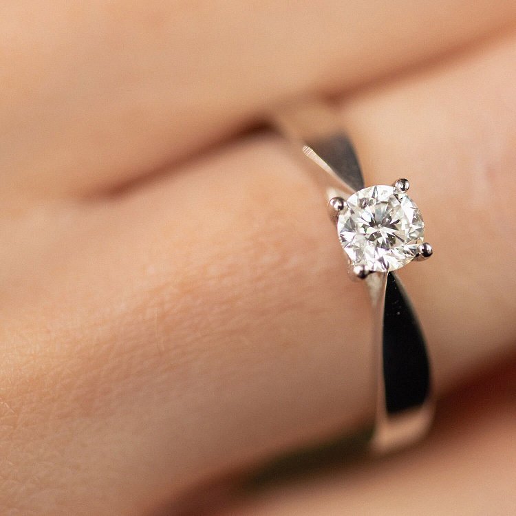 Помолвочное золотое кольцо с бриллиантом кб0419 от ювелирного магазина Оникс - 1