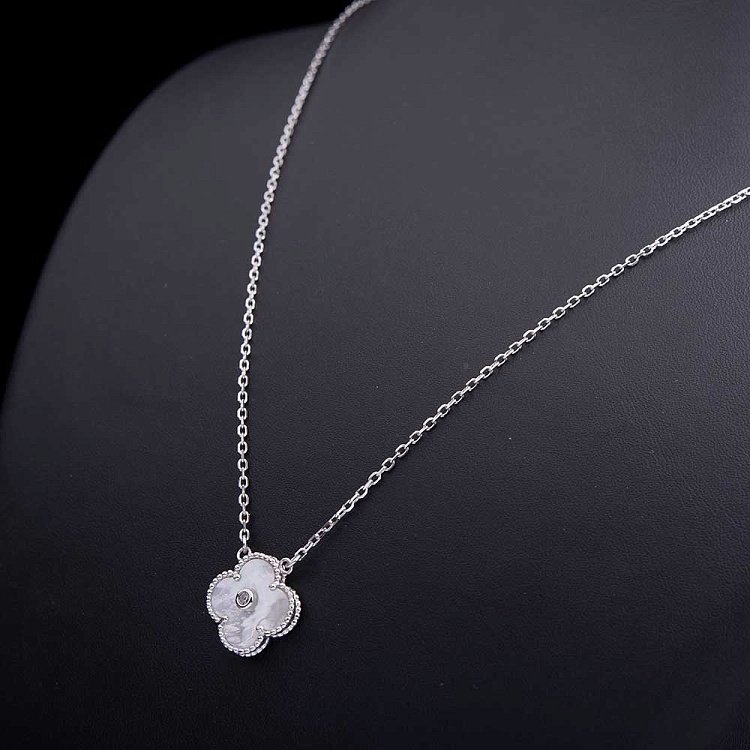 Серебряное колье "Клевер" с фианитом и перламутром 18347 от ювелирного магазина Оникс